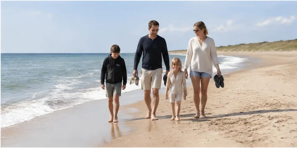 Familie wandelt langs de zee